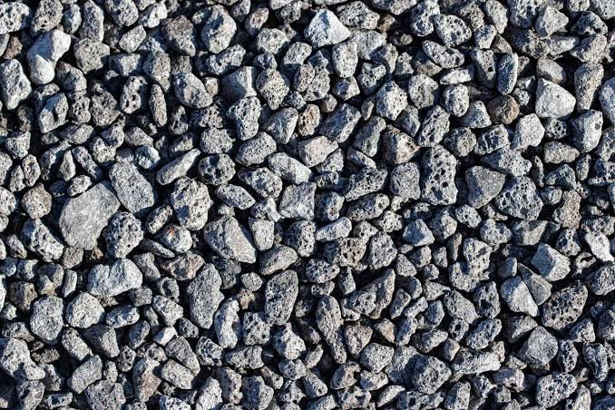 Gurë lumi dekorativë në tone natyrore për peizazh