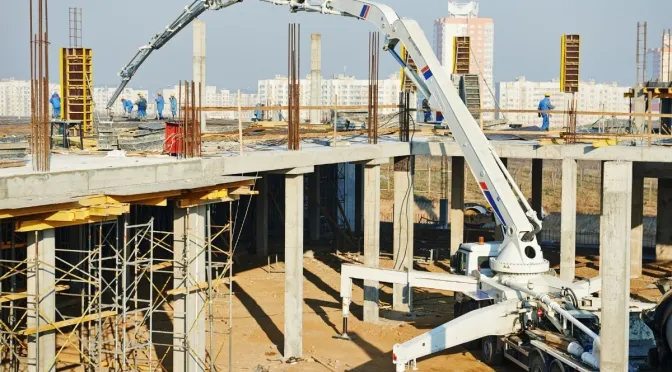 Pamje ajrore e një kamioni pompe betoni mbi një projekt ndërtimi ure